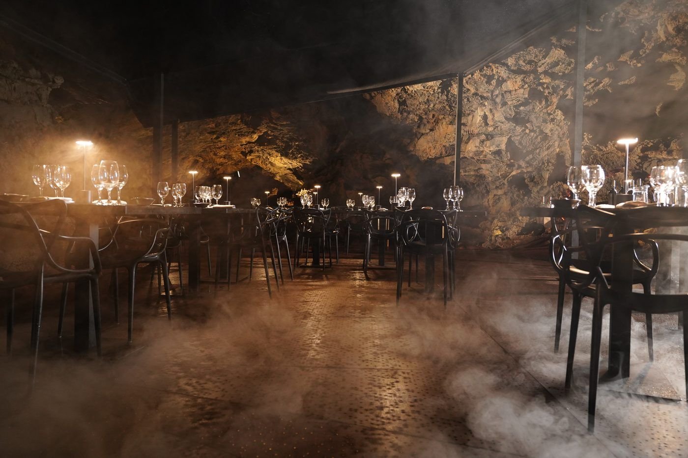 Lava tunnel · dinner setting — Evening reception configuration