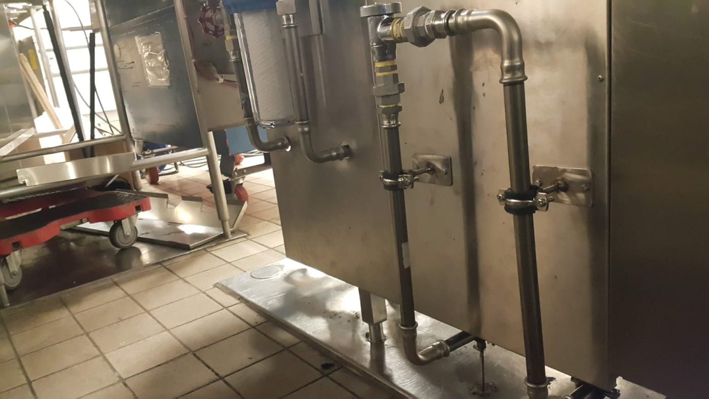 Stainless pipework — Routing, clamping and equipment tie-in