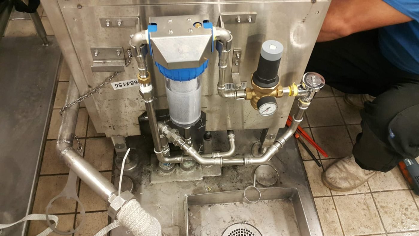 Filtration and pressure regulation — Housing, regulator and gauge installation