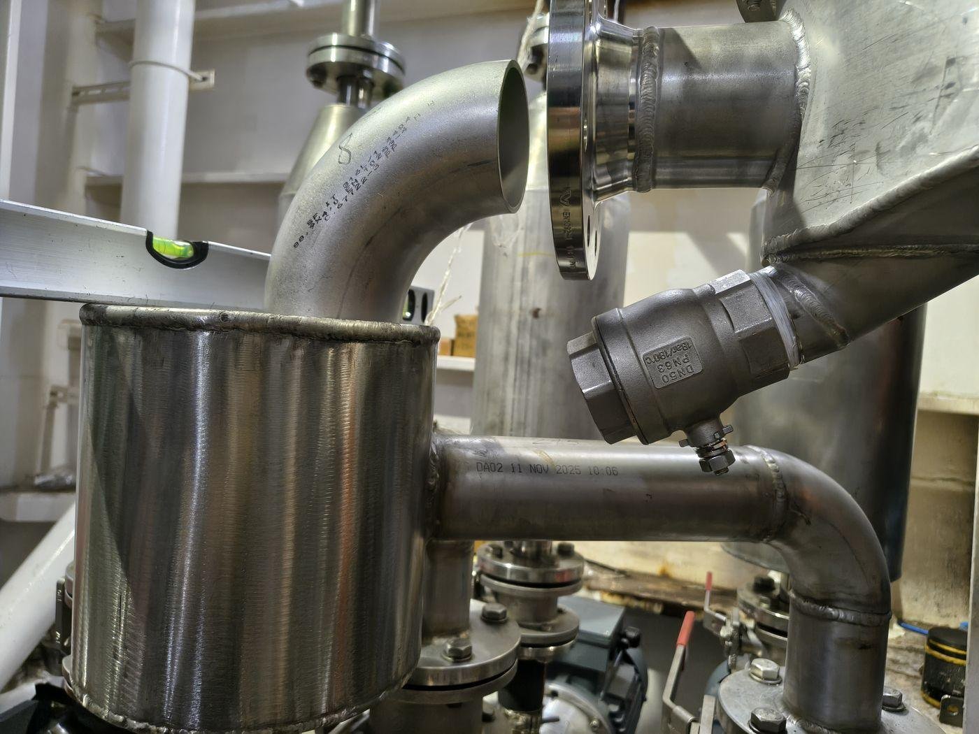 Welded stainless pipework — DN50 branch, flanged connections and levelling