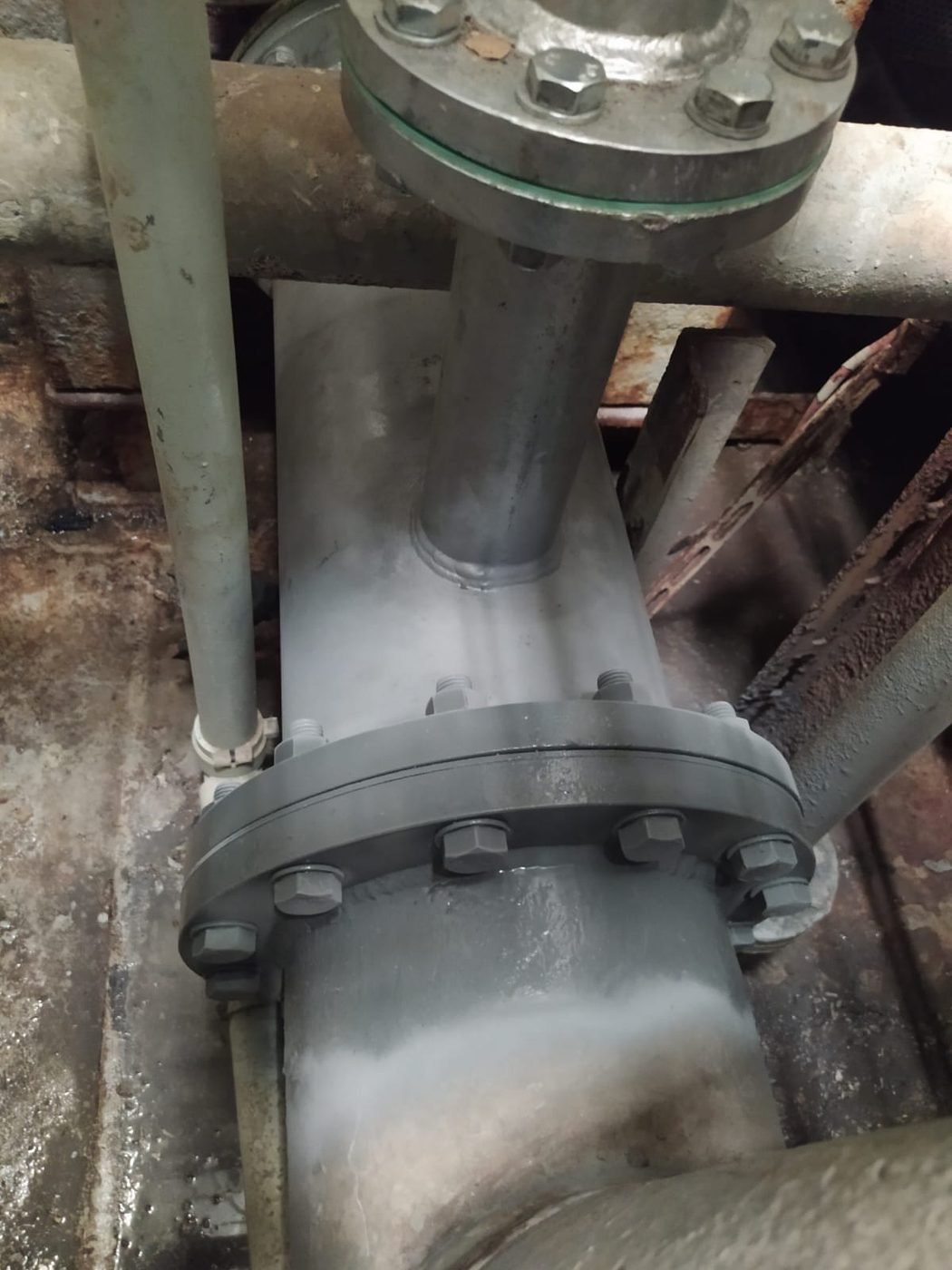 Flanged line — Bolted connection in the machinery bilge