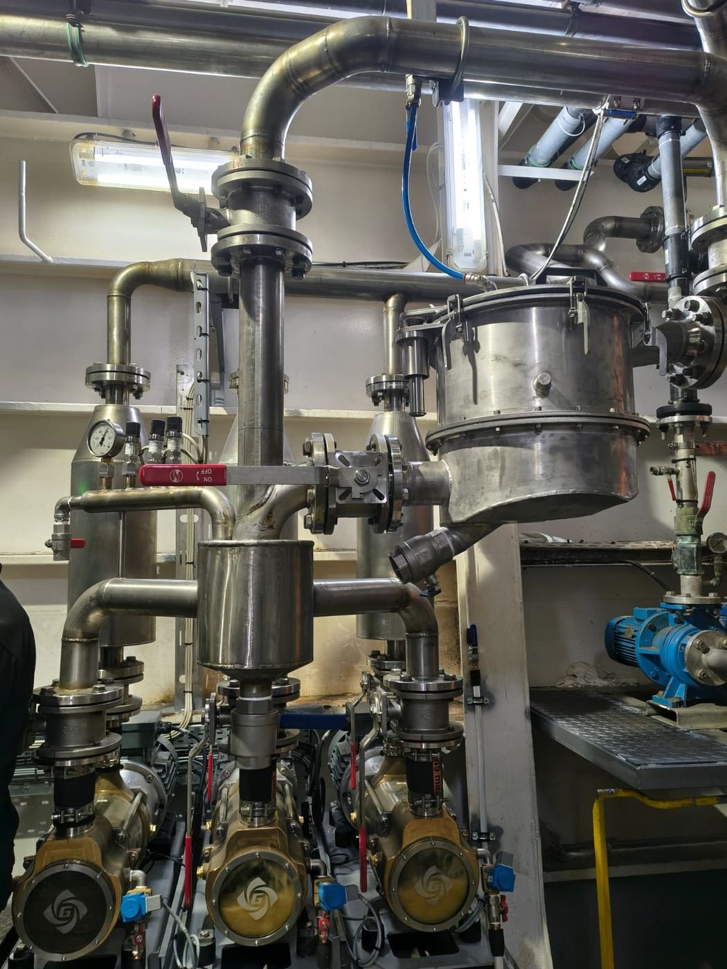 Pump and filtration manifold — Discharge line, strainers and isolation valves